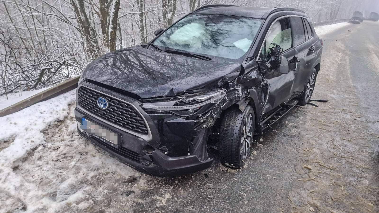 Cesta medzi obcami Slanec a Rákoš je pre nehodu neprejazdná.