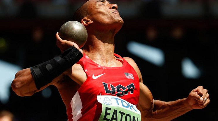 Ashton Eaton súlylökés közben az atlétikai világbajnokságon