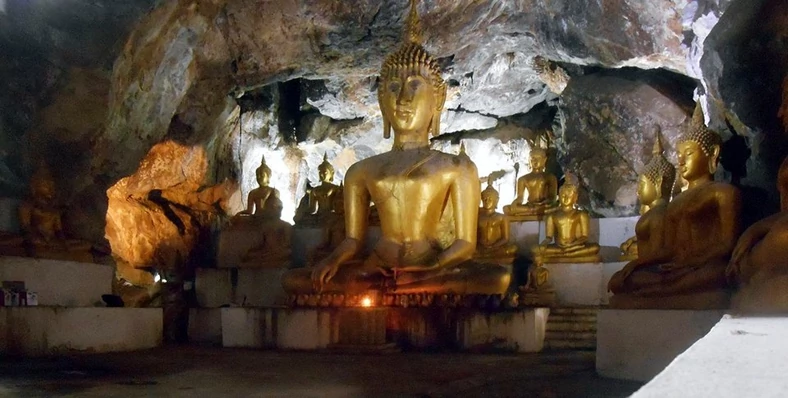 Jaskinia w zakonie Thamkrabok, oświetlona przez polskiego mnicha