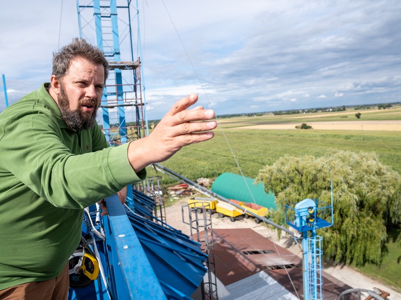 Kamil Szymańczak na dachu silosów rodzinnego gospodarstwa