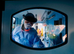 Kubańscy i rosyjscy lekarze polecieli do Włoch. "Utrzymywanie pewnych przyjaźni się opłaca"