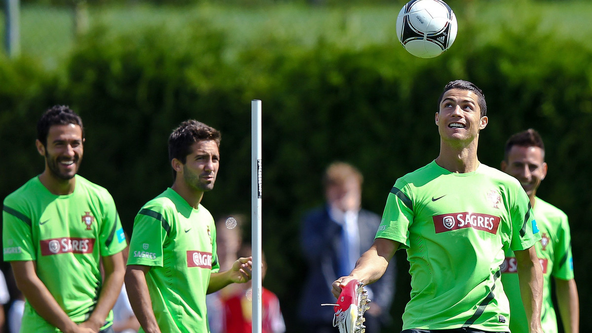 Setki autografów na plakatach, piłkach, koszulkach, biletach i zwykłych kartkach rozdali piłkarze Portugali podczas otwartego treningu w Opalenicy. Cristiano Ronaldo, Nani czy Pepe przez kilkadziesiąt minut cierpliwie podpisywali się głównie fanom futbolu.