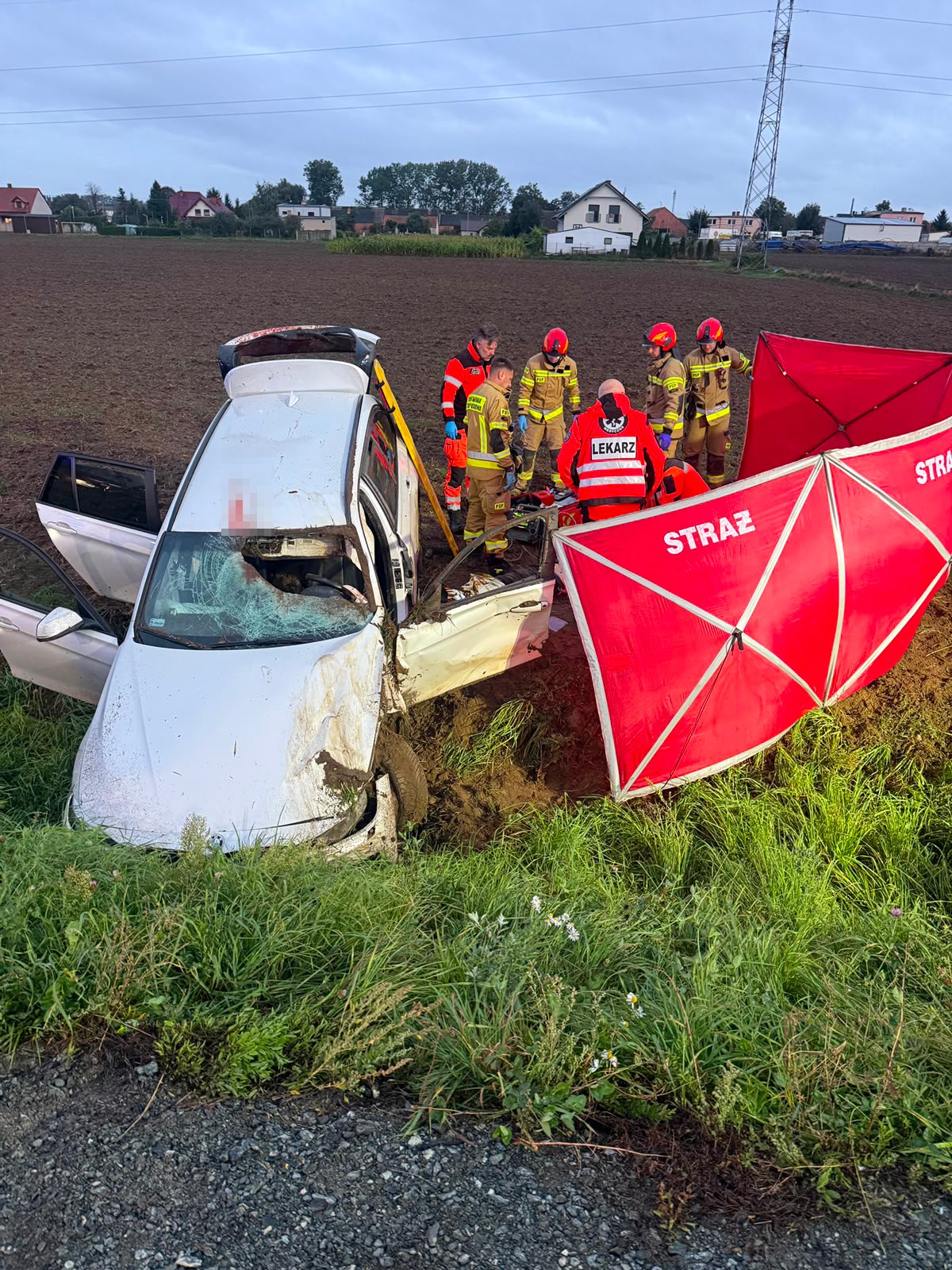 Wypadek na obwodnicy Gostynia: BMW dachowało, nieprzytomny kierowca zabrany śmigłowcem