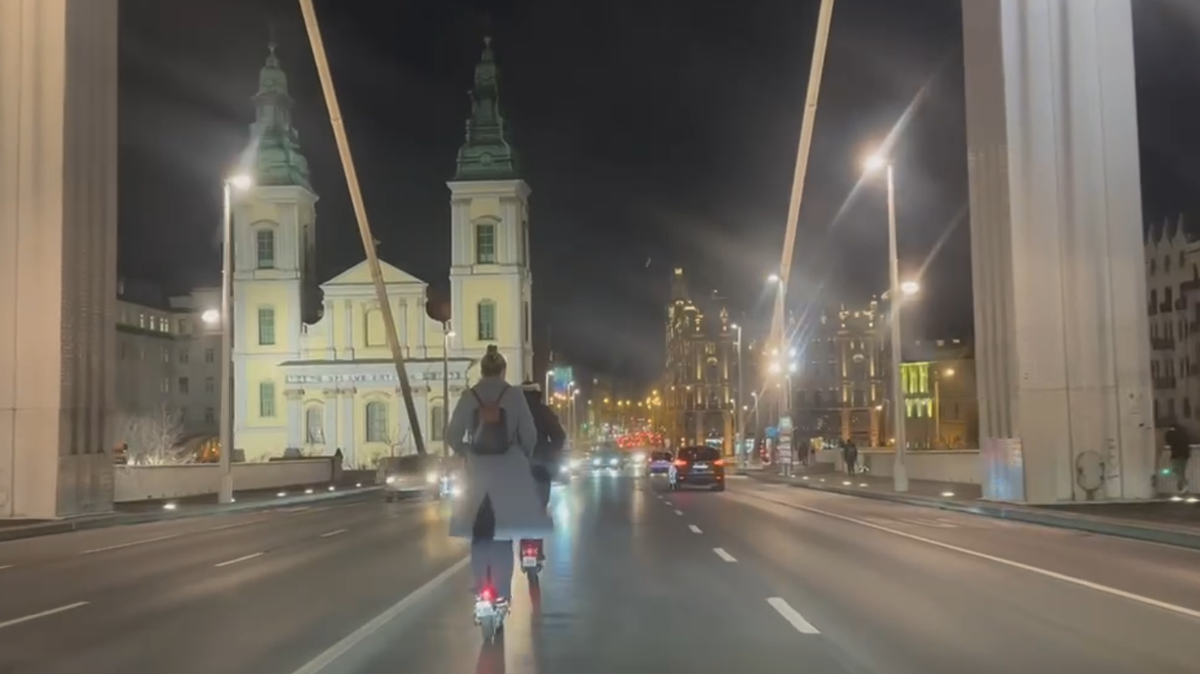 Életveszély: száguldozó elektromos rolleresek az Erzsébet hídon, a belső sávban – Mikromobilitás őrült módra – videó