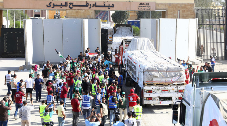 Humanitárius segélyekkel megrakott teherautók érkeznek a Gázai övezetbe a rafahi határátkelő egyiptomi oldalán / Fotó: Northfoto