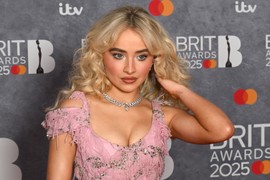 Sabrina Karpanter se na dodeli BRIT nagrada pojavila kao VILA U ROZE, a onda je straleta došala u GOLOJ HALJINI i sevnulo je sve!