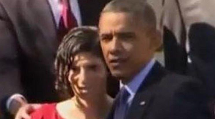 Obama kapta el a beszéde alatt elájuló kismamát – videó