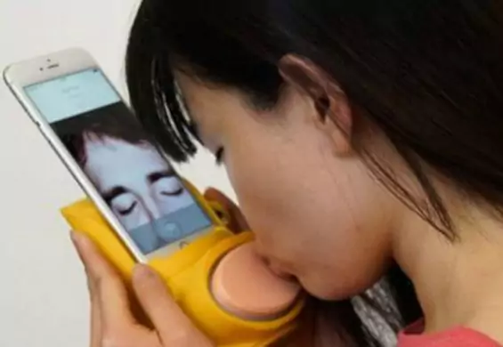 Wirtualne całowanie przez telefon. "Kissenger" - nowy wynalazek. Dziwny, ale prawdziwy
