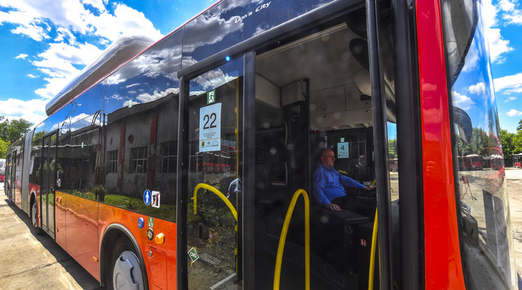 Egy idős nőt próbáltak kirabolni Miskolc utcáin, a buszsofőr mentette meg őt. /Fotó:MTI/EPA