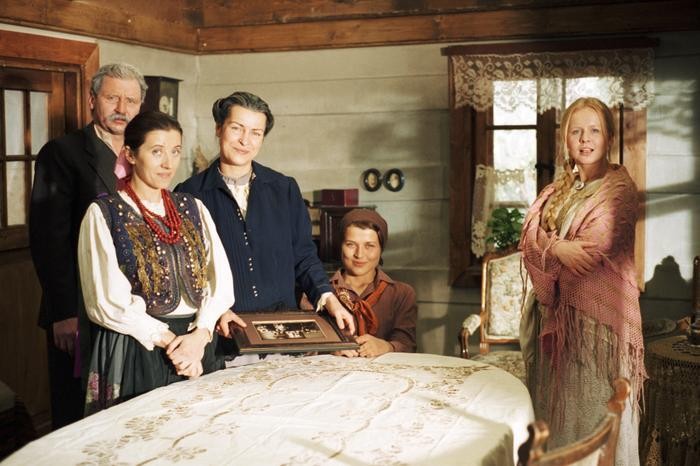 <strong>Boża podszewka</strong>
<br></br>
Akcja serialu rozpoczyna się w 1900, kiedy przychodzi na świat najmłodsze dziecko Marii i Andrzeja Jurewiczów - Marianna. Oczami Maryśki poznajemy kolejnych przewijających się przez dworek bohaterów: zamawiaczy (Bartłomiej), schłopiałych szlachciców (np. Mickiewicz), wiejskich parobków (np. Antośka), służące (np. Walunia), a także rozmaitych odmieńców, odrzuconych i wyśmiewanych (np. Durna Maryla), tak jak główna bohaterka. Marianna Jurewiczówna przez rodzinę nazywana jest 