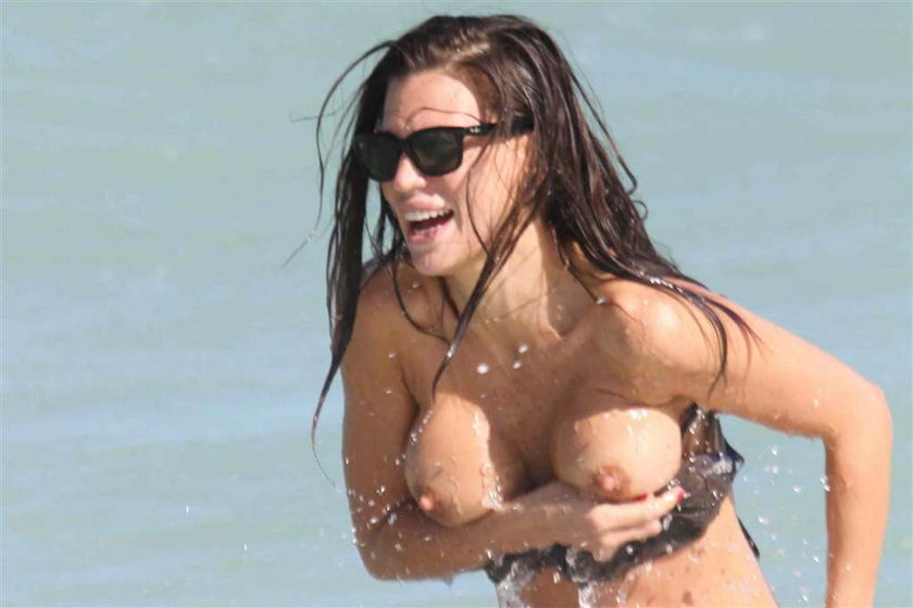 Claudia Galanti na plaży