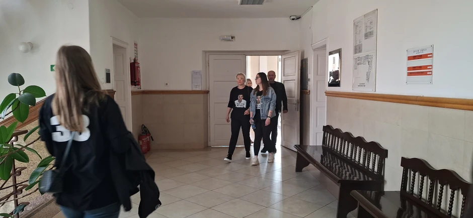 Majka sestra i otac nastradalog Alekse Stojmenovića izlaze iz sudnice