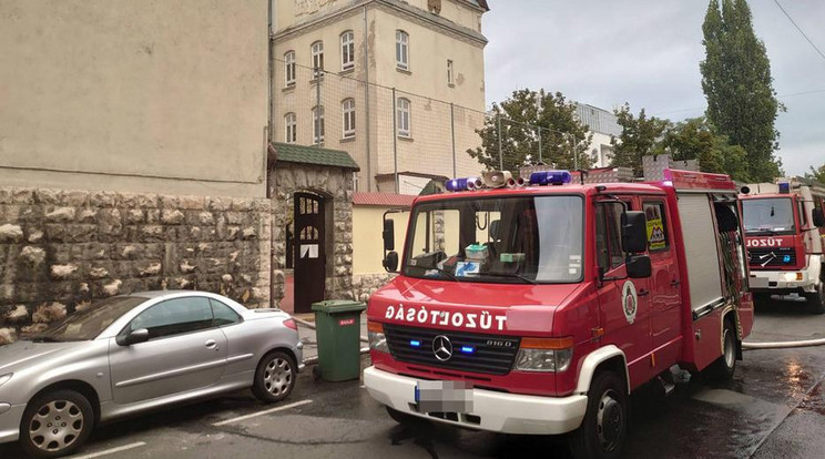 A tűzoltók segítettek a bajba jutott férfiaknak /Fotó: Blikk