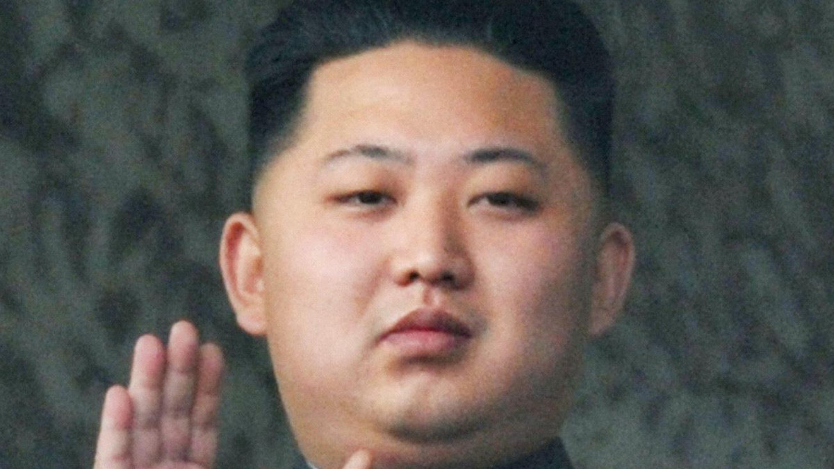 Nowy lider Korei Północnej Kim Dzong Un pokłonił się przed trumną swego ojca, zmarłego w sobotę przywódcy Kim Dzong Ila, oddając mu hołd - poinformowały dzisiaj państwowe media w Phenianie.