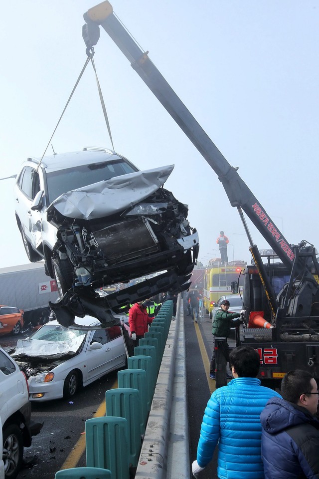 SOUTH KOREA MASS COLLISION (Chain collision on bridge in fog)