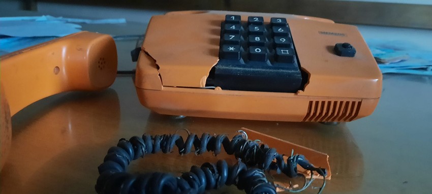 Telefonska slušalica odletela je na drugi kraj kuhinje