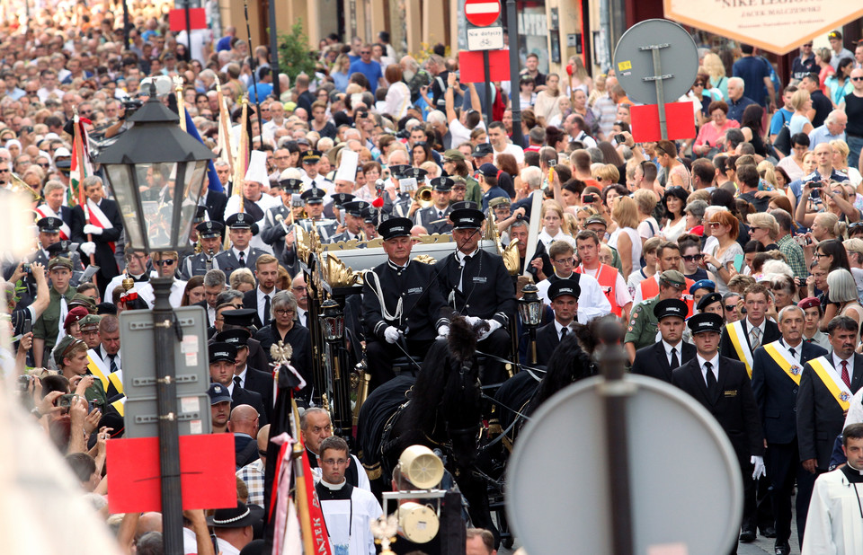 Kondukt żałobny z trumną kardynała Franciszka Macharskiego przeszedł ulicą Grodzką do katedry na Wawelu