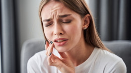 Jak zatruć zęba domowym sposobem? Dentystka wyjaśnia