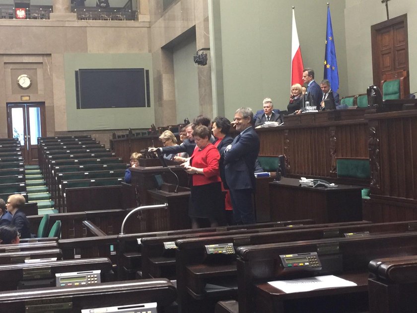 Sejm znów zamieniony w twierdzę! Boją się zamieszek?