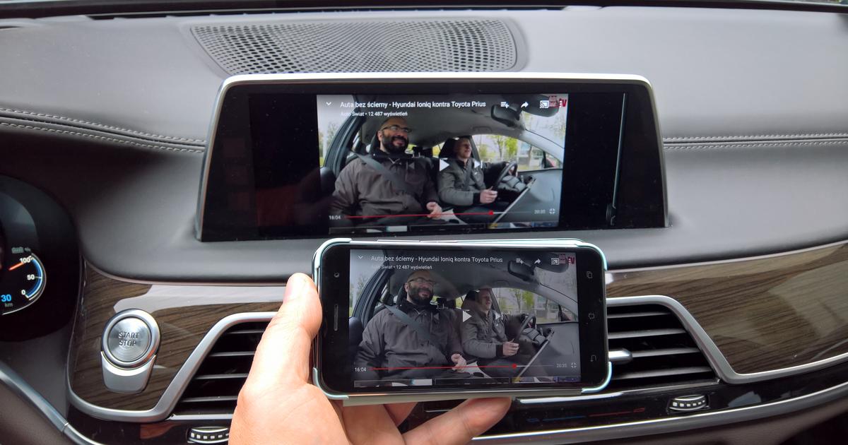 Mirror screening. БМВ x7 Screen Mirroring. Screen Mirroring на BMW g01. Screen Mirroring для айфона BMW g30. BMW сенсорный монитор.