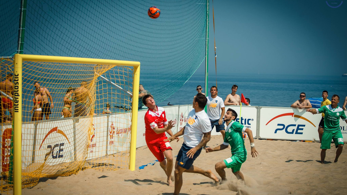 Reprezentacja Polski w beach soccerze pokonała Ukrainę po rzutach karnych w swoim pierwszym meczu turnieju Europejskiej Ligi Beach Soccera w Siofolk.