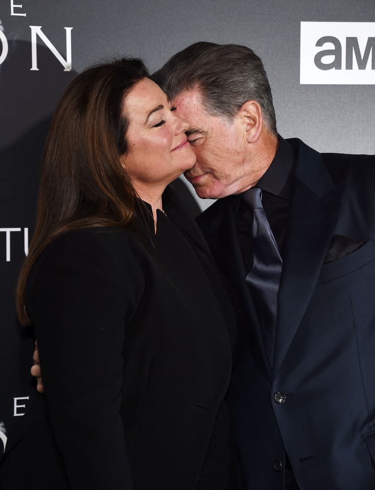 Pierce Brosnan con su esposa Keely Shaye Smith (2017)