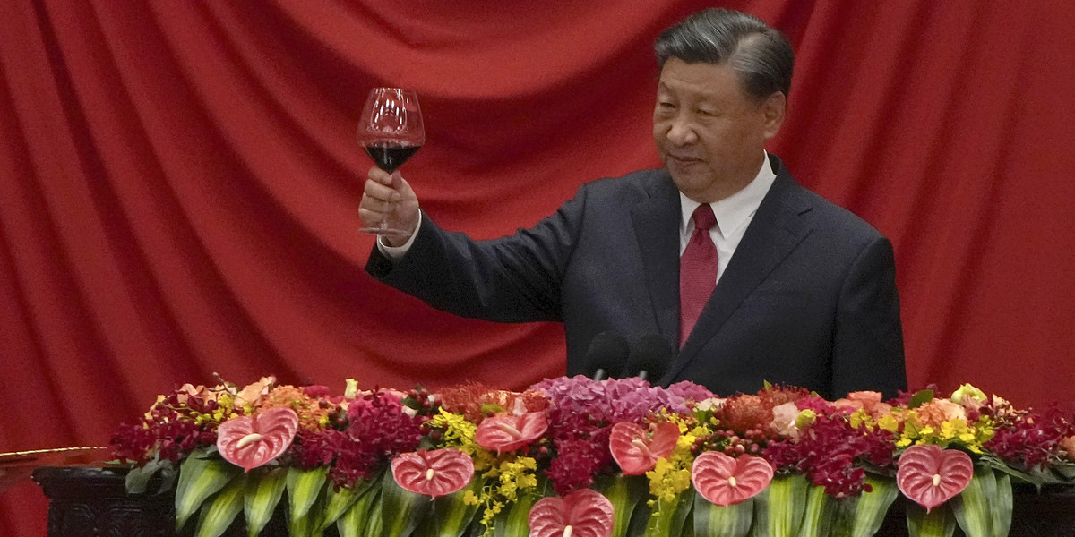 Prezydent Chin Xi Jinping wznosi toast po wygłoszeniu przemówienia podczas kolacji z okazji 74. rocznicy założenia Chińskiej Republiki Ludowej w Wielkiej Hali Ludowej 28 września 2023 r. w Pekinie, Chiny.