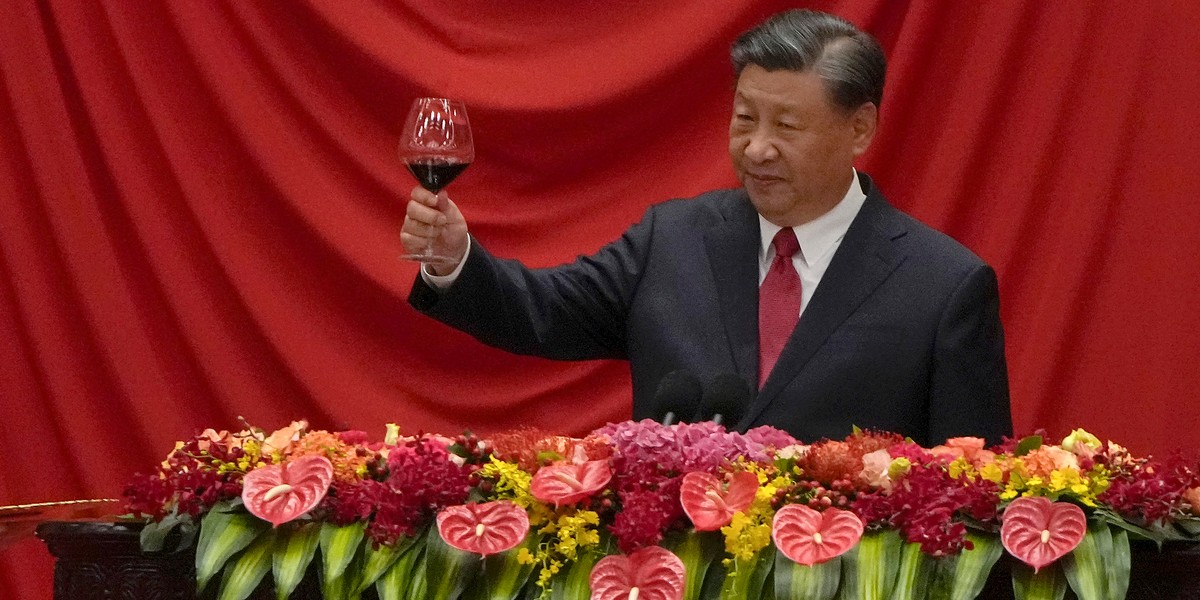 Prezydent Chin Xi Jinping wznosi toast po wygłoszeniu przemówienia podczas kolacji z okazji 74. rocznicy założenia Chińskiej Republiki Ludowej w Wielkiej Hali Ludowej 28 września 2023 r. w Pekinie, Chiny.