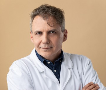 Dr Molnár Béla Ákos,a  Budapest PLsztikai Intézet plasztikai sebésze