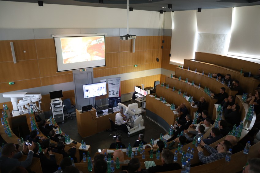 Prva telehirurgija u Srbiji upriličena je u Amfiteatru starog Urgentnog centra UKCS