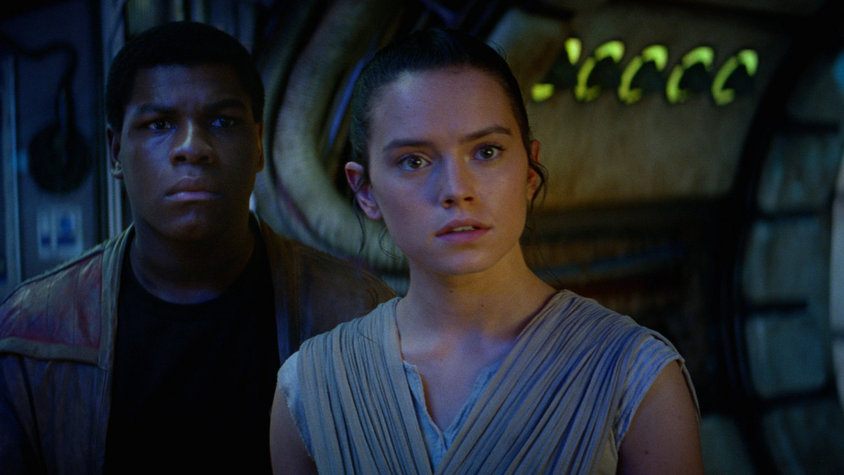 Seans najnowszych "Gwiezdnych wojen" pozostawia widza z wieloma pytaniami. Jaka jest przeszłość Finna? Dlaczego Moc przebudziła się właśnie w tym momencie? Czy Poe Dameron dostanie w kolejnej części więcej czasu ekranowego, który tak mu się należy? Najwięcej pytań budzi jednak osoba Rey, protagonistki przejawiającej niezwykłe umiejętności. Kim jest dziewczyna dzierżąca miecz Luke'a Skywalkera?