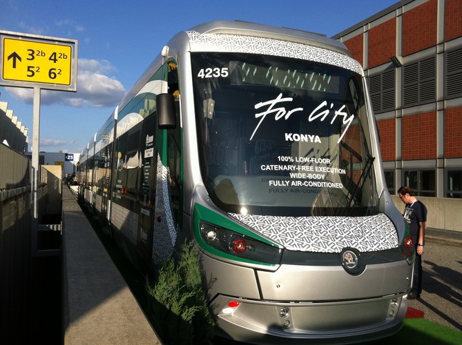 Takie niskopodłogowe tramwaje 28T, wyprodukowane w Pilznie przez Skoda Transportation, kursują po ulicach tureckiego miasta Konya. Wygląd budzi sprzeczne emocje. Krytycy twierdzą, że to tramwajowy odpowiednik Fiata Multipla. Tramwaj ma 32,5 metrów długości i może pomieścić 364 pasażerów. Na życzenie przewoźnika w każdym znajdzie się instalacja Wi-Fi do darmowego Internetu. Dostawy potrwają do końca roku. Wtedy w mieście Konya będzie w sumie 60 tramwajów tego typu. Takie pojazdy Skoda sprzedała też do miasta Miszkolc na Węgrzech.
<br> Fot. Konrad Majszyk