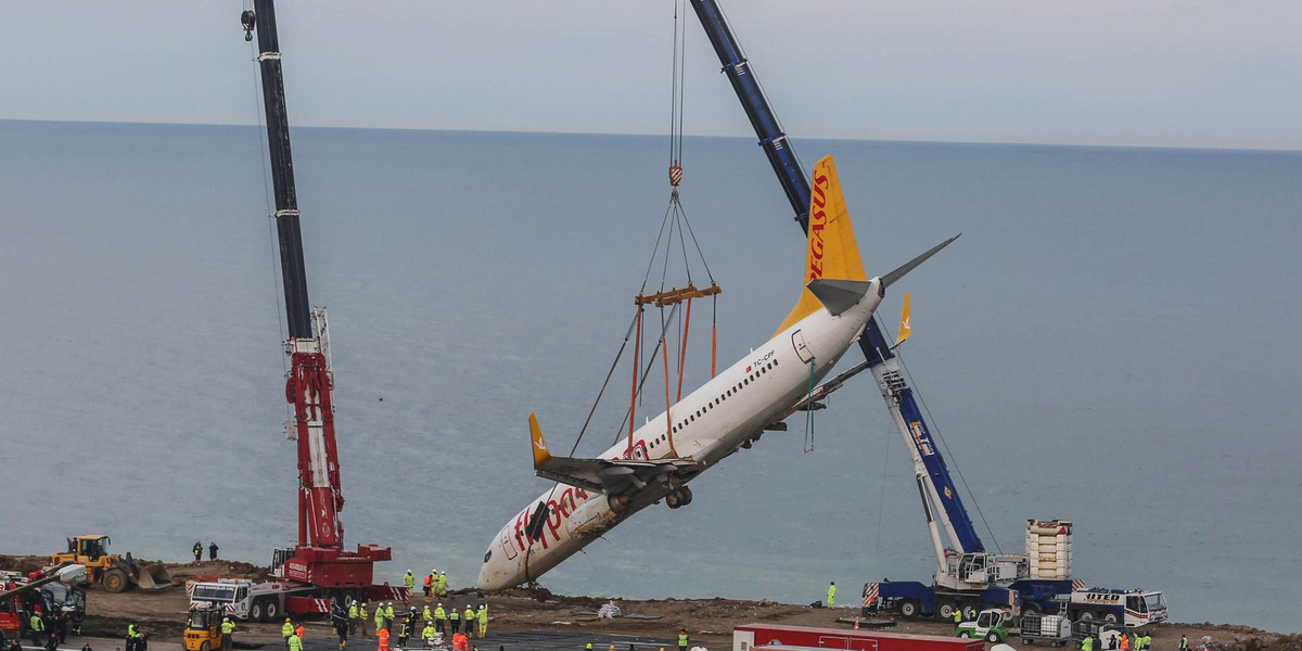 Podnieśli 40-tonowy samolot, który zsunął się z klifu. ZDJĘCIA