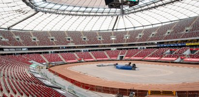 Tor na PGE Narodowym gotowy do wielkiego ścigania. Wiemy, ile tirów z piaskiem wjechało na stadion