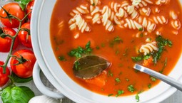 Pyszna pomidorowa z rosołu. Dodaj ten składnik, będzie smakować jak u babci