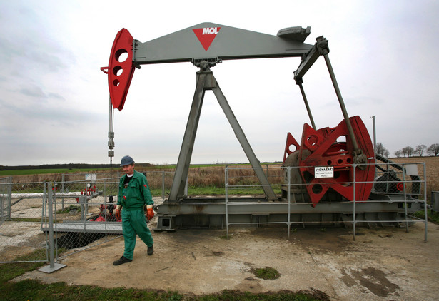 Przepompownia ropy w rafinerii węgierskiego koncernu MOL w Sávoly. Fot. Bloomberg