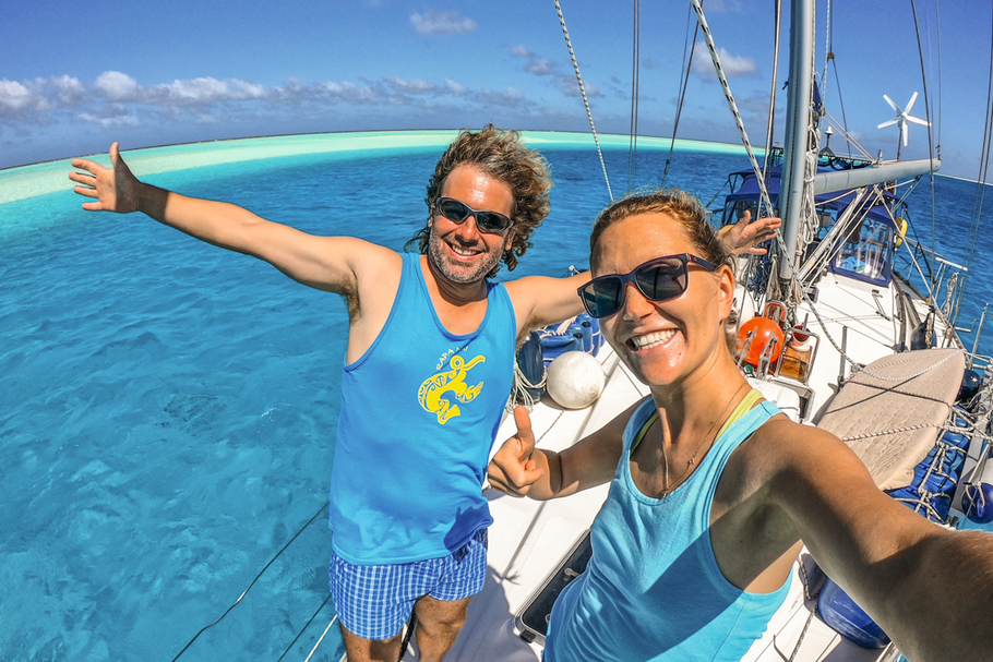 Ola, Michał i jacht Crystal na odludnym atolu Polinezji Francuskiej, lato 2019 r. 
