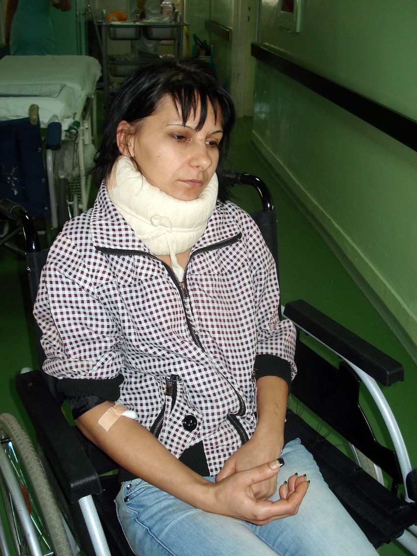 Sanji Stojanović posle napada stavljena zaštitna kragna