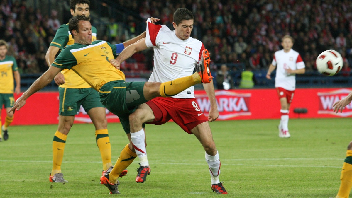 Piłkarska reprezentacja Polski, która szykuje się do startu w Euro 2012, od ponad pół roku pozostaje bez zwycięstwa. W kolejnej towarzyskiej potyczce podopieczni Franciszka Smudy przegrali w Krakowie z Australią 1:2. Choć prezentowali futbol zdecydowanie ładniejszy dla oka, to jednak wciąż nasi zawodnicy są przerażająco nieskuteczni.