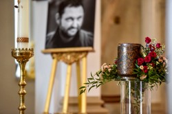 Pogrzeb Arkadiusza Tomiaka. Pożegnał go tłum zaprzyjaźnionych gwiazd [FOTO]