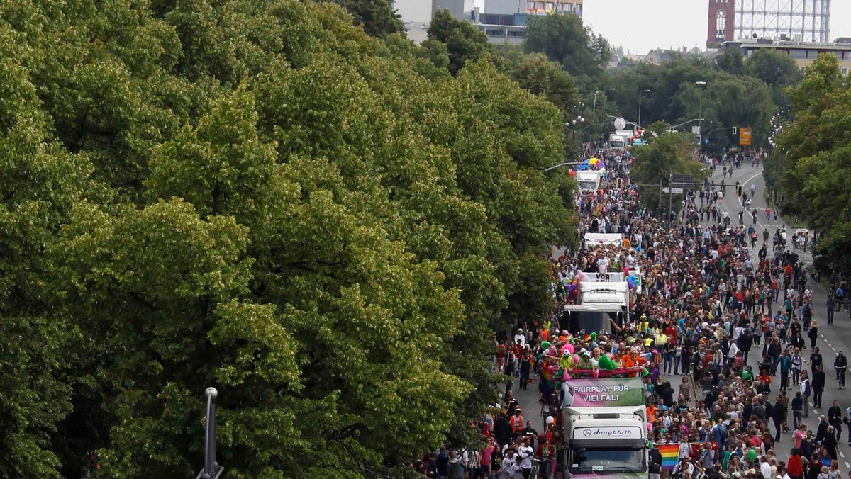 Dziesiątki tysięcy ludzi przeszły ulicami Berlina w barwnej paradzie środowisk homoseksualnych. Mottem tegorocznej, 33. berlińskiej parady homoseksualistów jest sprzeciw wobec homofobii w sporcie.