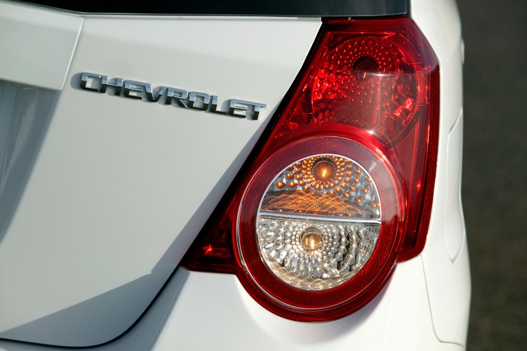 Nowe klosze tylnych świateł mają przezroczyste kierunkowskazy