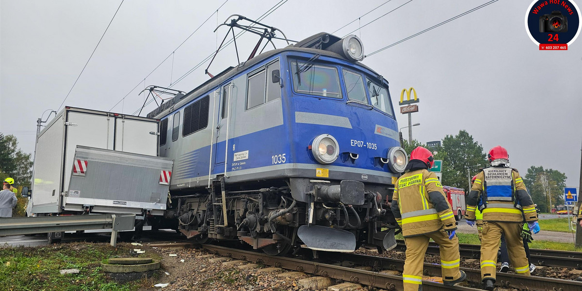 Groza na torach pod Warszawą! Samochód dostawczy wjechał pod pociąg Intercity.