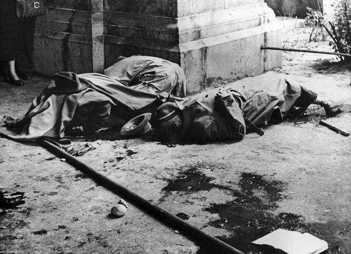 Budapeszt' 56 - ciała powstańców naprzeciwko ministerstwa rolnictwa, którzy zginęli od ognia radzieckiego czołgu