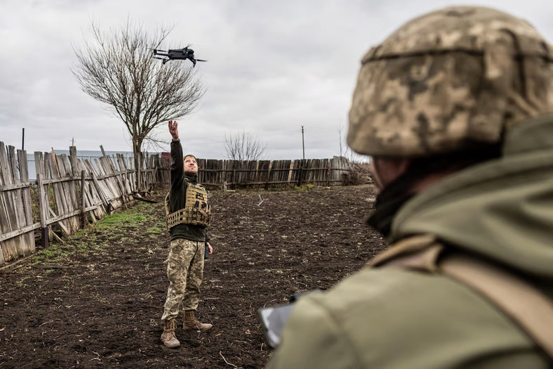 Ukraińscy żołnierze latający dronem na obrzeżach Bachmutu we wschodniej Ukrainie