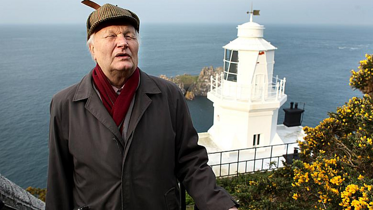 Tom Poole pamięta świat sprzed ponad 70 lat: czerwone skrzynki pocztowe, szmaragdową zieleń rynien. To, co dziś go otacza, poznaje słuchem, węchem i wyobraźnią. A mieszka w jednym z najbardziej malowniczych zakątków Wielkiej Brytanii.