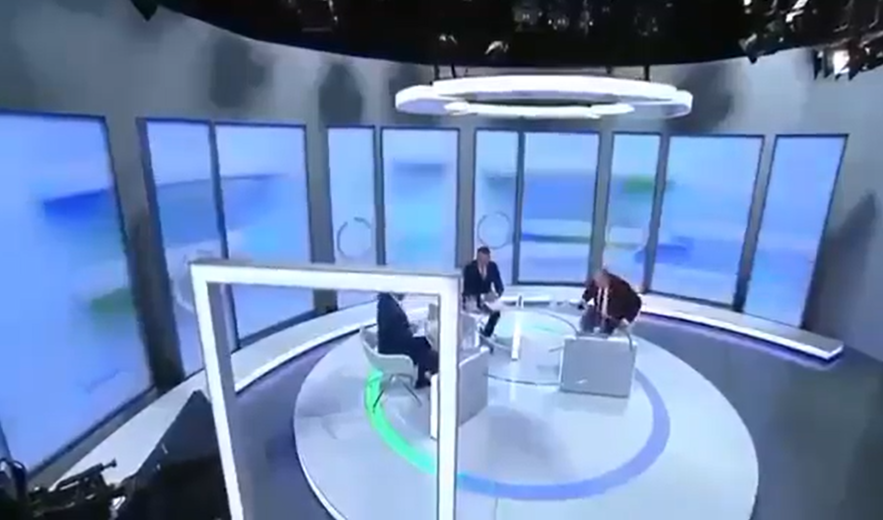 Poslanec Národnej rady (NR) SR Rudolf Huliak (SNS) sa prevrátil na stoličke.