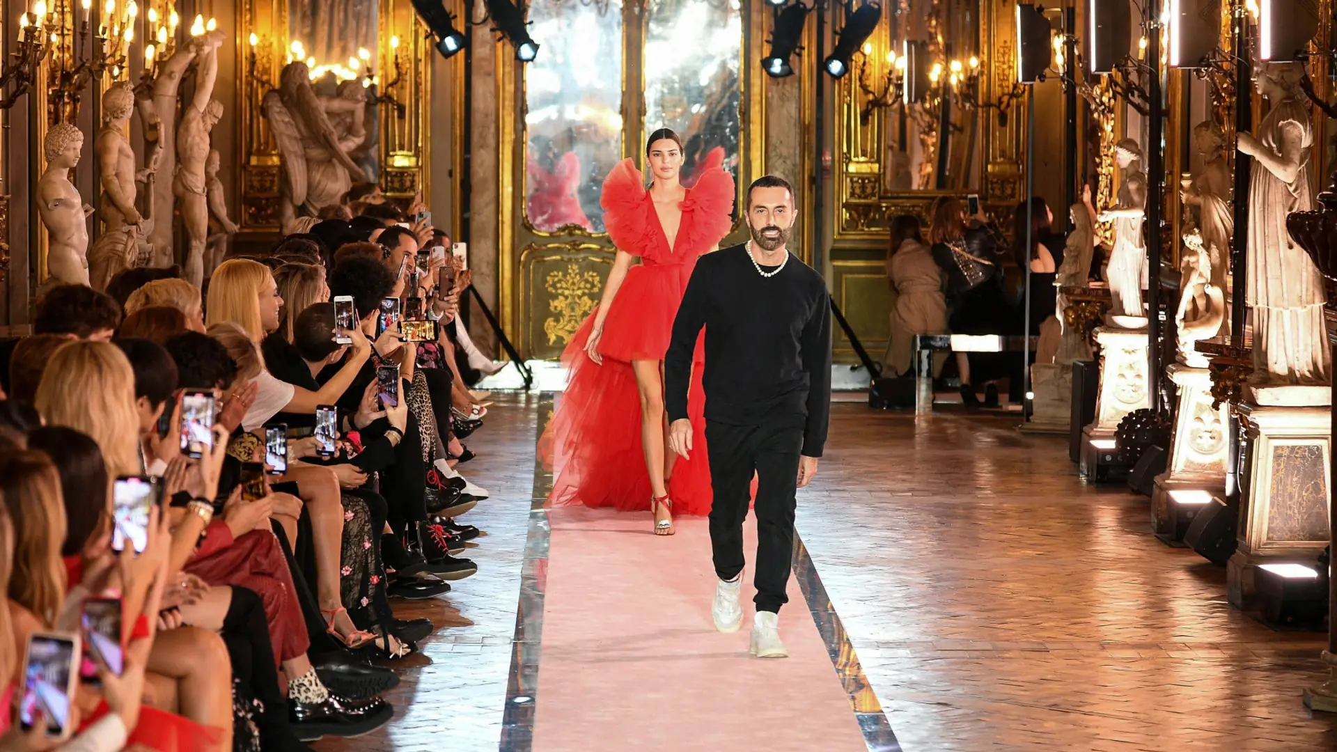 Falbany, błysk i objętość. Co znajdziemy w nowej kolekcji Giambattista Valli x H&M?