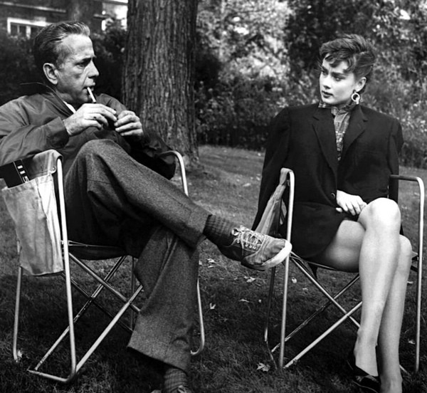 Audrey Hepburn a Humphrey Bogart počas prestávky pri nakrúcaní filmu Sabrina, Long Island, New York, rok 1954.