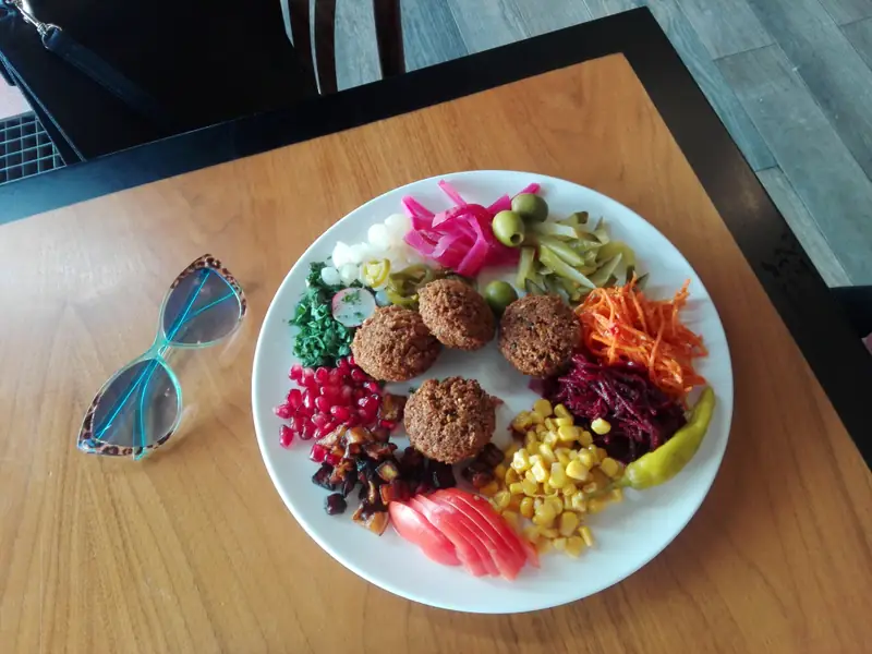 Zestaw Falafel na talerzu za 17,90 zł